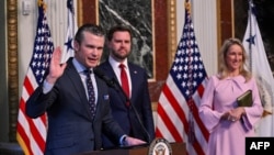 Pete Hegseth habla después de ser juramentado como nuevo Secretario de Defensa de Estados Unidos por el vicepresidente JD Vance en el edificio de la Oficina Ejecutiva Eisenhower en la Casa Blanca en Washington, DC, el 25 de enero de 2025. [Foto: AFP]