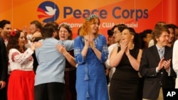 Para relawan "Peace Corps", organisasi relawan Amerika yang hendak menggalakkan perdamaian dan persahabatan (foto: ilustrasi).  