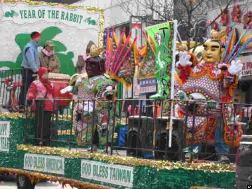 臺灣迎神廟會中常出現的「電音三太子」