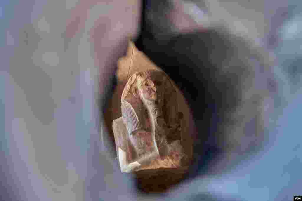 A statue of King Netjerykhet (C2667-2648BC), also known as Djoser, inside a stone booth near the Djoser Pyramid&#39;s entrance. (H. Elrasam/VOA)