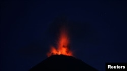 El volcán Reventador, en El Chaco, Ecuador, durante una erupción el 10 de mayo de 2019.