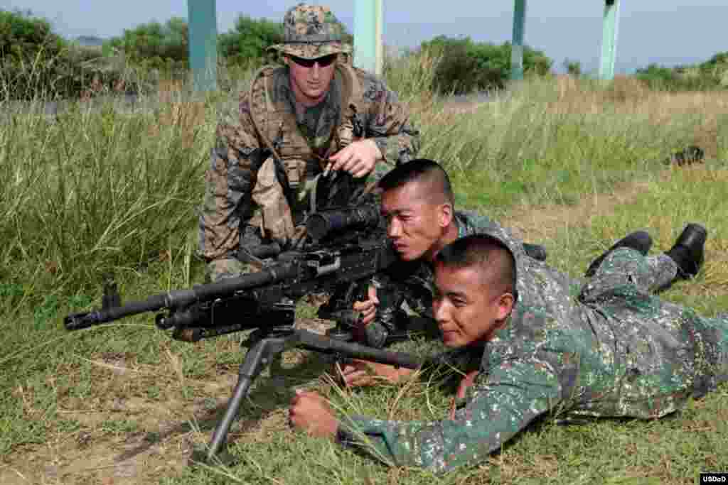 2012年10月，美菲年度兩棲登陸聯合軍演期間的射擊訓練。