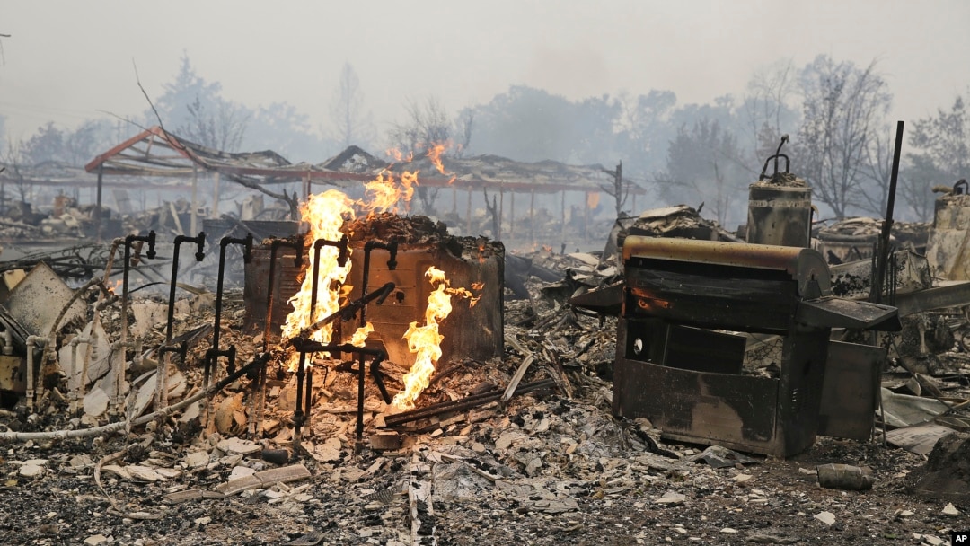 Rumah-rumah dan komplek apartemen di Middletown, California hangus akibat kebakaran hutan di sana (13/9).