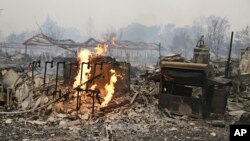 Rumah-rumah dan komplek apartemen di Middletown, California hangus akibat kebakaran hutan di sana (13/9).