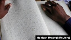 Seorang siswa membaca catatan Braille, 29 Oktober 2020. (Foto: REUTERS/Monicah Mwangi)