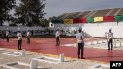 Des membres des forces armées sénégalaises montent la garde au cimetière militaire de Thiaroye, le 1er décembre 2024.