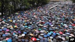 成千上万的香港民众2019年8月18日走上街头举行反政府示威。