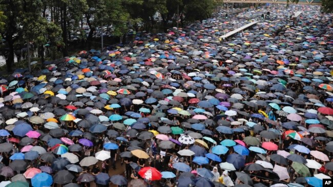 成千上万的香港民众2019年8月18日走上街头举行反政府示威。