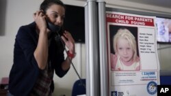 21일 그리스 아테네의 한 미아 찾기 단체에 집시촌에서 발견된 금발 여자 아이의 사진이 붙어있다.