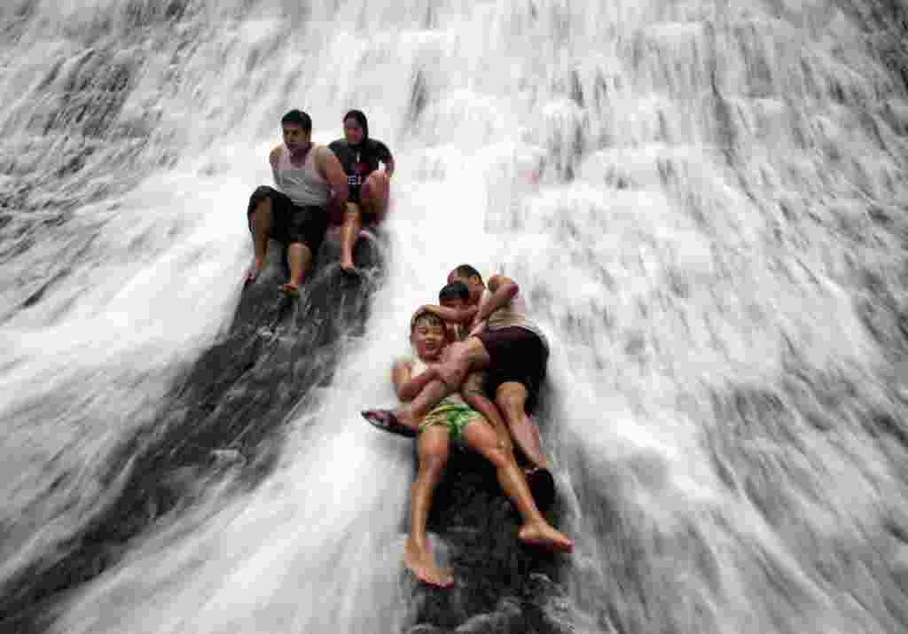 Turistas juegan en la presa de WaWa cerca del barrio Rodríguez, al este de Manila, Filipinas.