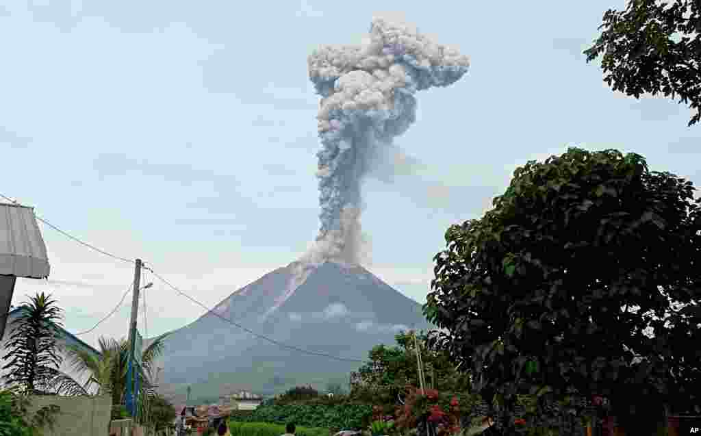 فوران کوه آتشفشان سینابونگ، یکی از بیش از ۱۲۰ آتشفشان فعال در اندونزی 