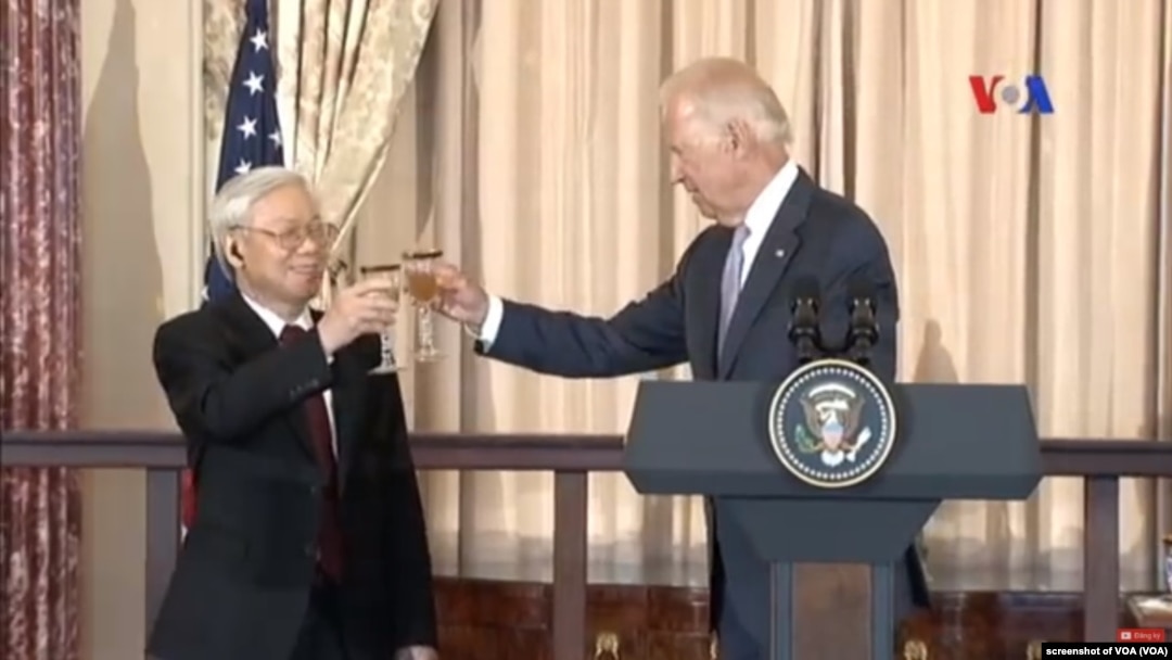 Tổng bí thư Việt Nam Nguyễn Phú Trọng (trái) từng gặp Phó tổng thống Hoa Kỳ Joe Biden vào năm 2015.
