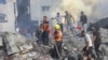 Palestinos buscan sobrevivientes entre los escombros dejados por los bombardeos israelies en la franja de Gaza el 17 de octubre de 2023; el número de víctimas fatales entre civiles ha subido exponencialmente. [AP]