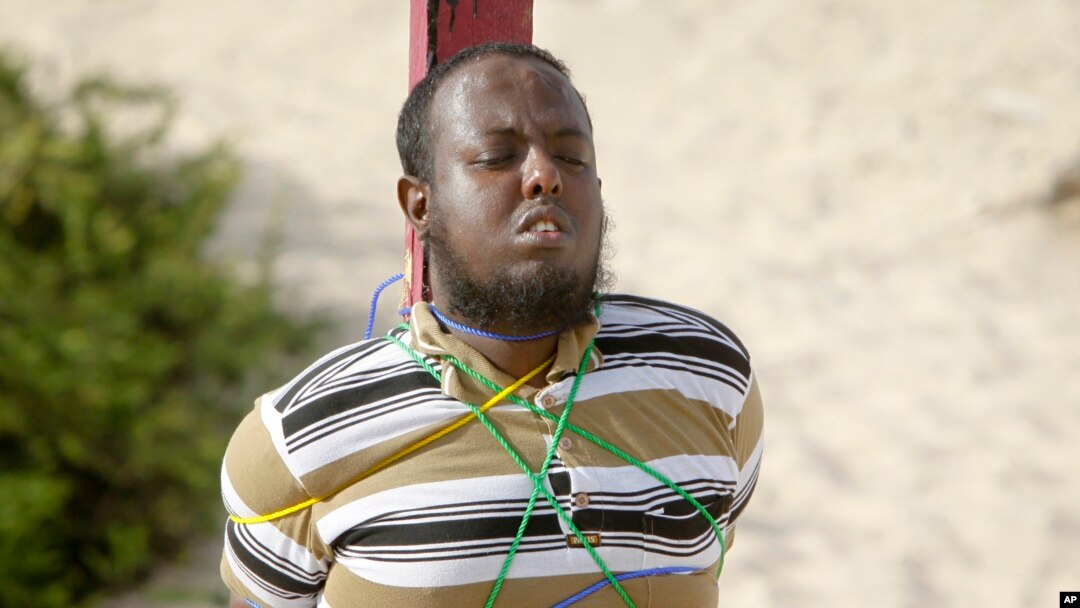 Hassan Hanafi Haji, mantan wartawan yang dituduh membantu militan al-Shabab membunuh sedikitnya lima orang wartawan lain di Mogadishu antara tahun 2007 dan 2011, menjelang eksekusi hukuman mati di akademi kepolisian di Mogadishu (11/4).