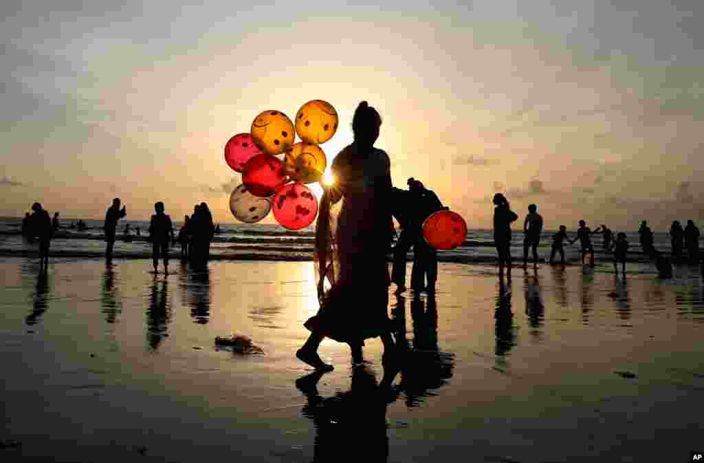 인도 뭄바이의 주후 해변에서 풍선을 파는 여성.