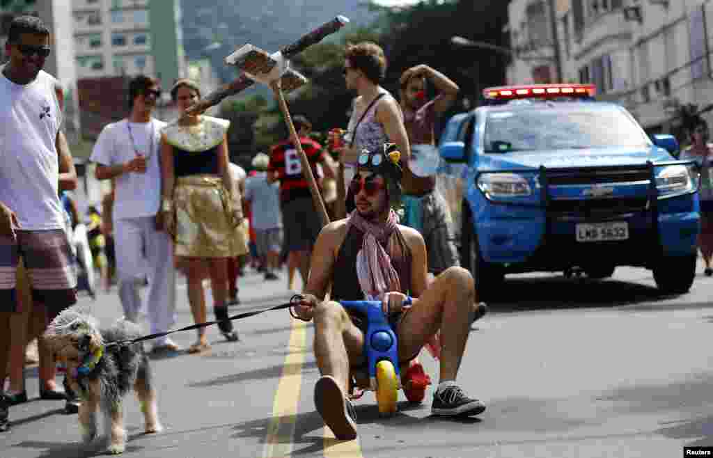 Mais imagens do povo entrando cedo em espírito de carnaval em comemorações de rua.