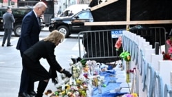 Presiden AS Joe Biden dan Ibu Negara Jill Biden menaruh bunga di area memorial bagi para korban serangan di Bourbon Street, New Orleans, Louisiana, saat berkunjung ke area tersebut pada 6 Januari 2025. (Foto: AFP/Roberto Schmidt)