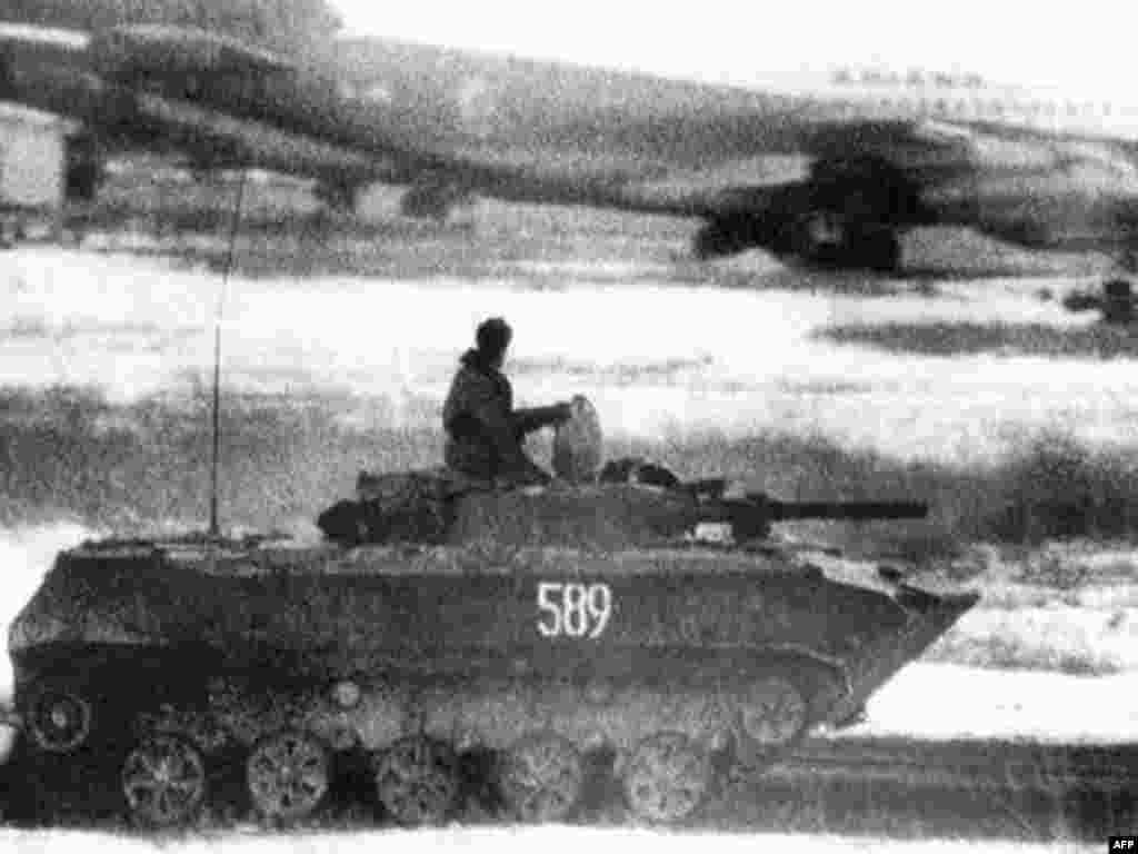 Tháng 12 năm 1979: Quân đội Xô Viết đưa quân vào Afghanistan để giup chính phủ công sản chống lực lượng du kích Mujahedeen