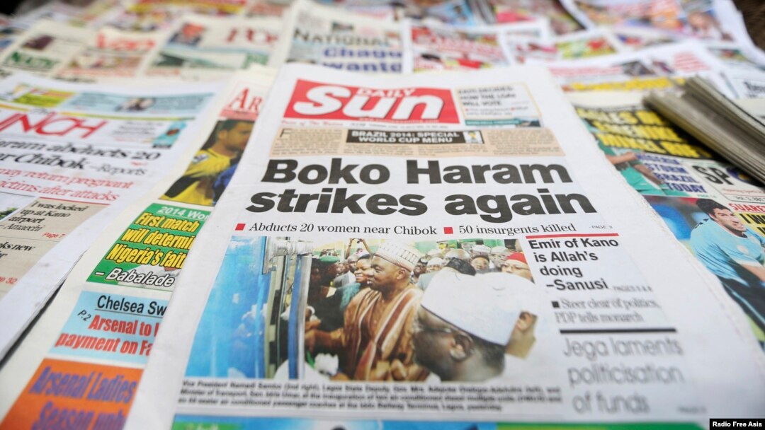 Berita surat kabar di Lagos, Nigeria, memberitakan penculikan terbaru yang dibantah oleh pejabat kepolisian Nigeria (10/6). 