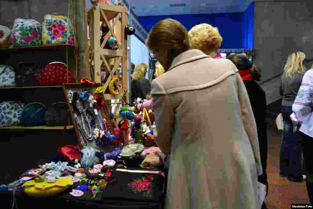 Самі українці сьогодні більш цікавляться хендмейдом (продукція, зроблена власноруч), предметами дизайну з етнічними моментами. Інтерес до національної культури знову повертається, каже заслужений майстер народної творчості України Андрій Пікуш