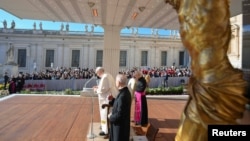 El papa Francisco durante su audiencia semanal en la Plaza de San Pedro del Vaticano, el 12 de abril de 2023.