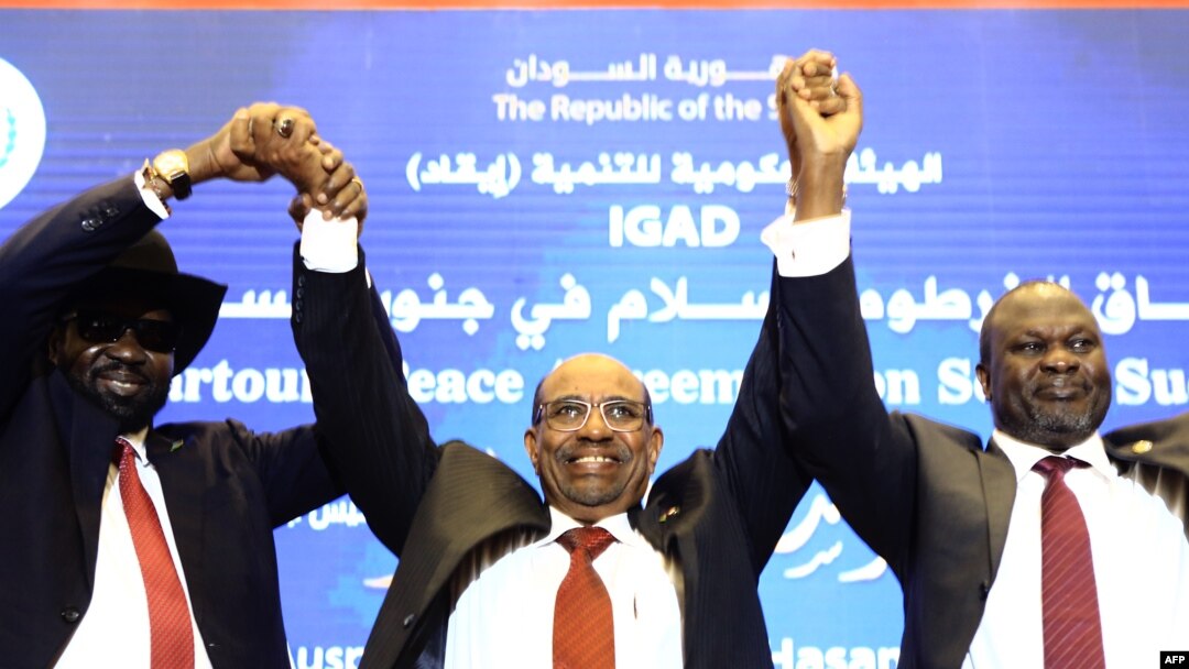 Shugaban Sudan Omar al-Bashir ke daga hannun Kiir da Machar bayan cimma yarjajjeniyar da yanzu aka saba ma wa.
