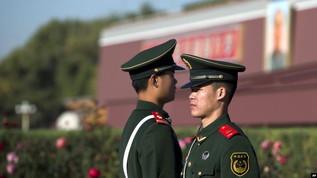 Cảnh sát Trung Quốc đứng gác tại Quảng trường Thiên An Môn ở Bắc Kinh, ngày 1/11/2012.