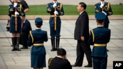 中国国家主席习近平在北京天安门广场举行的仪式上走向人民英雄纪念碑。习近平等中国领导人在烈士纪念日送了花篮（2017年9月30日）