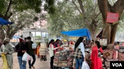 Street vendors in a popular New Delhi market. (Anjana Pasricha/VOA)