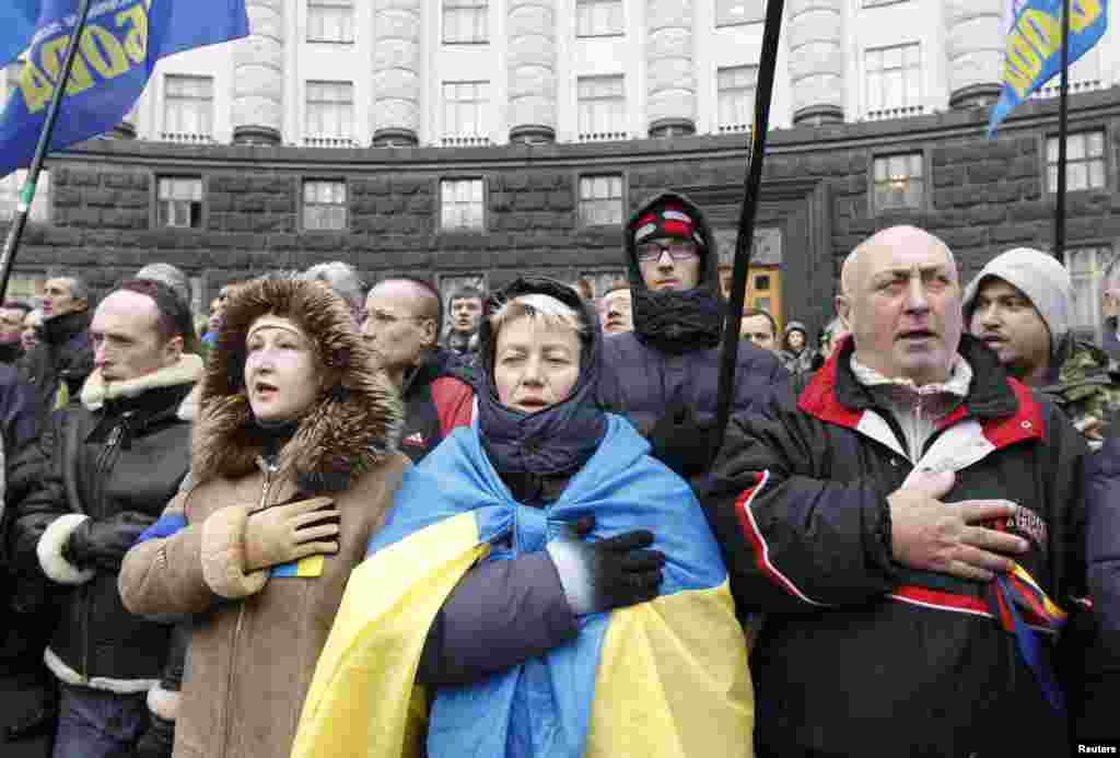 Supporters of Ukrainian EU integration sing and wave flags during a protest in front of the Ukrainian cabinet of ministers building in Kyiv, &nbsp;Dec. 6, 2013.&nbsp;