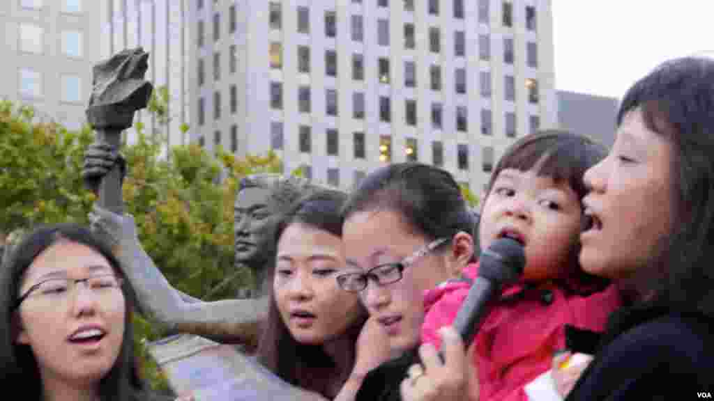 第二代的女孩在民主女神像前歌唱（美国之音国符拍摄）