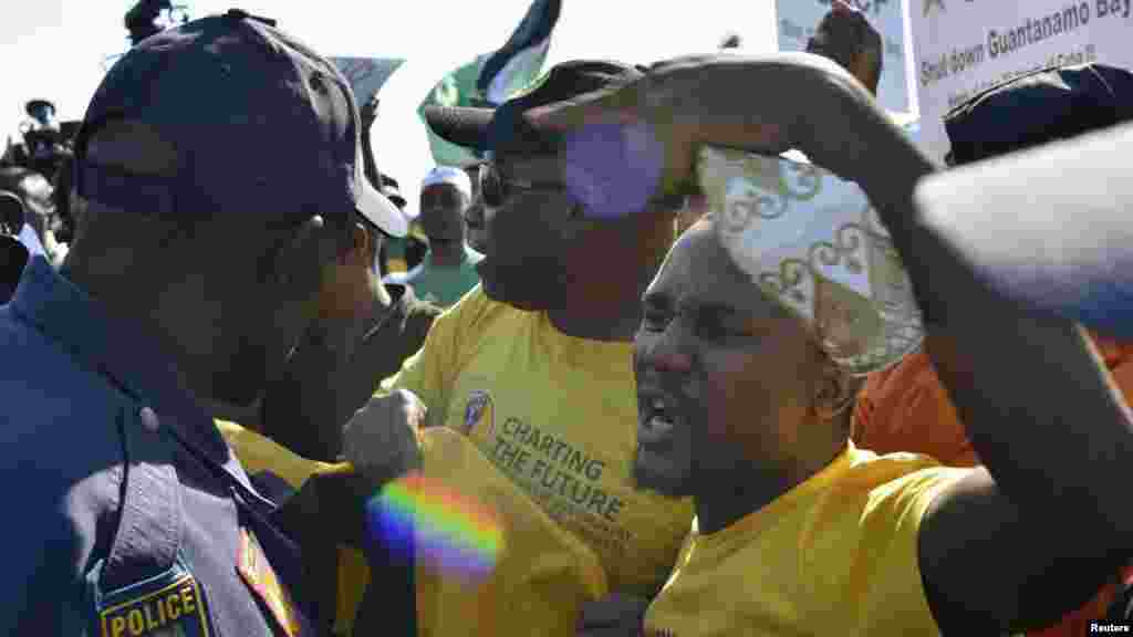 Protesters argue with police outside the University of Johannesburg in Soweto, ahead of a visit by U.S. President Barack Obama, June 29, 2013.