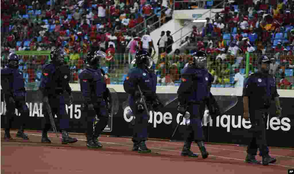 La police se déploie pour sécuriser le terrain quand des supporters envahissent l&#39;air de jeu lors du match de demi-finale Ghana-Guinée équatoriale (3-0) de la CAN 2015, à Bata, Guinée équatoriale, le 5 février 2015.