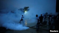 Trabajadores de salud en Puerto Príncipe, Haití fumigan una calle durante una campaña contra los mosquitos para prevenir el Zika. Septiembre 7, 2016.