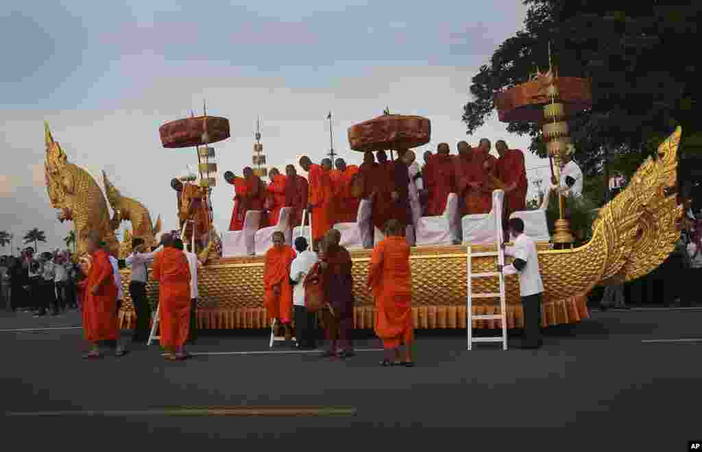 Buddhist monks arrive with the casket carrying the body of former King Norodom Sihanouk at the Royal Palace in Phnom Penh, Cambodia, October 17, 2012. 