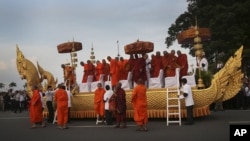 ព្រះសង្ឃ​ប្រមាណ​៩០​អង្គ​បាន​សូត្រ​ប្រោស​ព្រហ្ម​បួង​សួង​ពេល​ដែល​ព្រះ​សព​របស់​សម្តេច​ឪ​ត្រូវ​បាន​ដាក់​ចេញ​ពី​យន្ត​ហោះ​តាម​ព្រះ​ទី​នាំង​រថ​យន្ត​មុន។