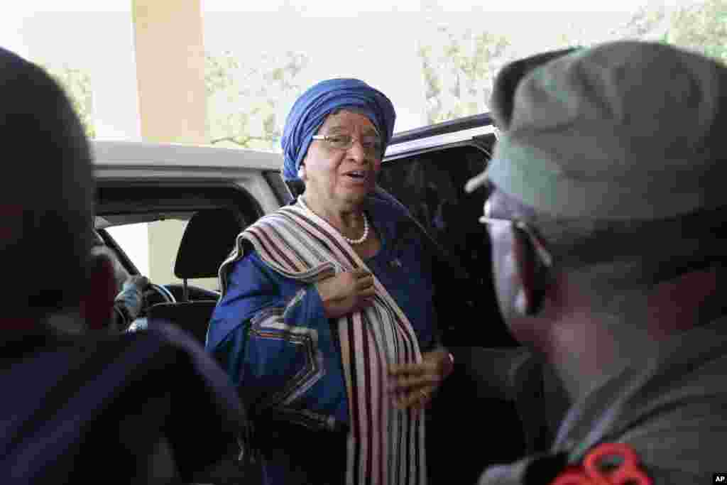 A Presidente da Libéria, Ellen Johnson Sirleaf, chega ao capitólio para falar aos legisladores na capital Monróvia,&nbsp; Set. 29, 2014. 