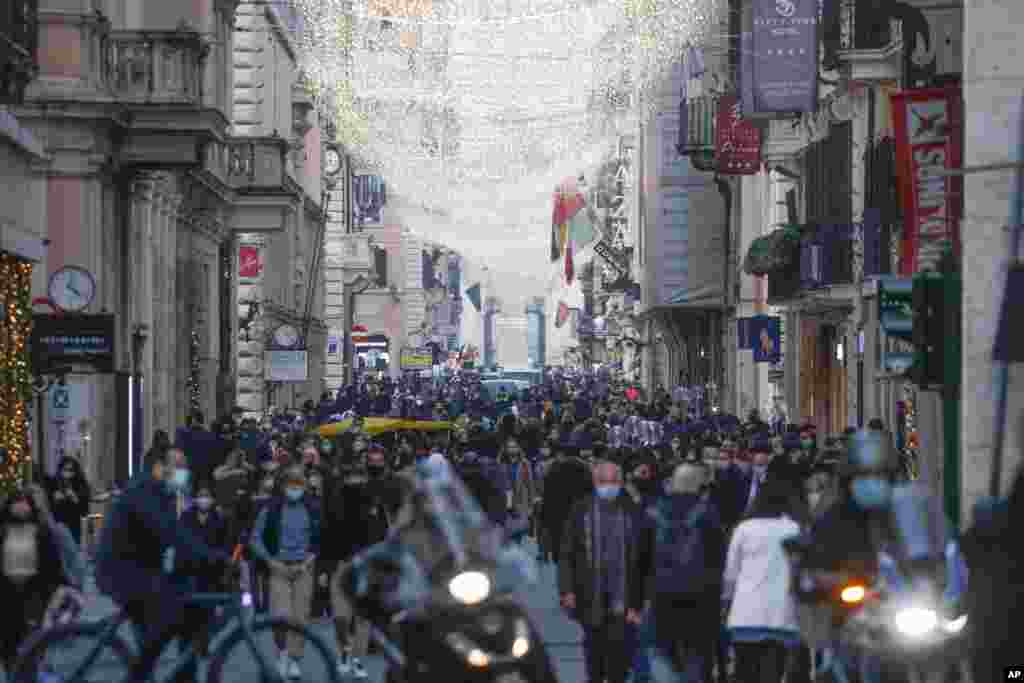 مردم در آستانه کریسمس در شهر رم در ایتالیا به خیابان آمده اند. ایتالیا سرانجام محدودیت‌ها را کاهش داده است. 