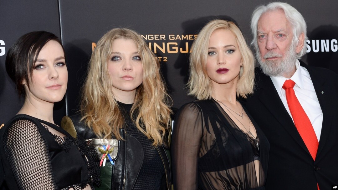 Para bintang "The Hunger Games: Mockingjay Part 2,", dari kiri: Jena Malone, Natalie Dormer, Jennifer Lawrence, dan Donald Sutherland pada screening filem ini di New York (18/11).