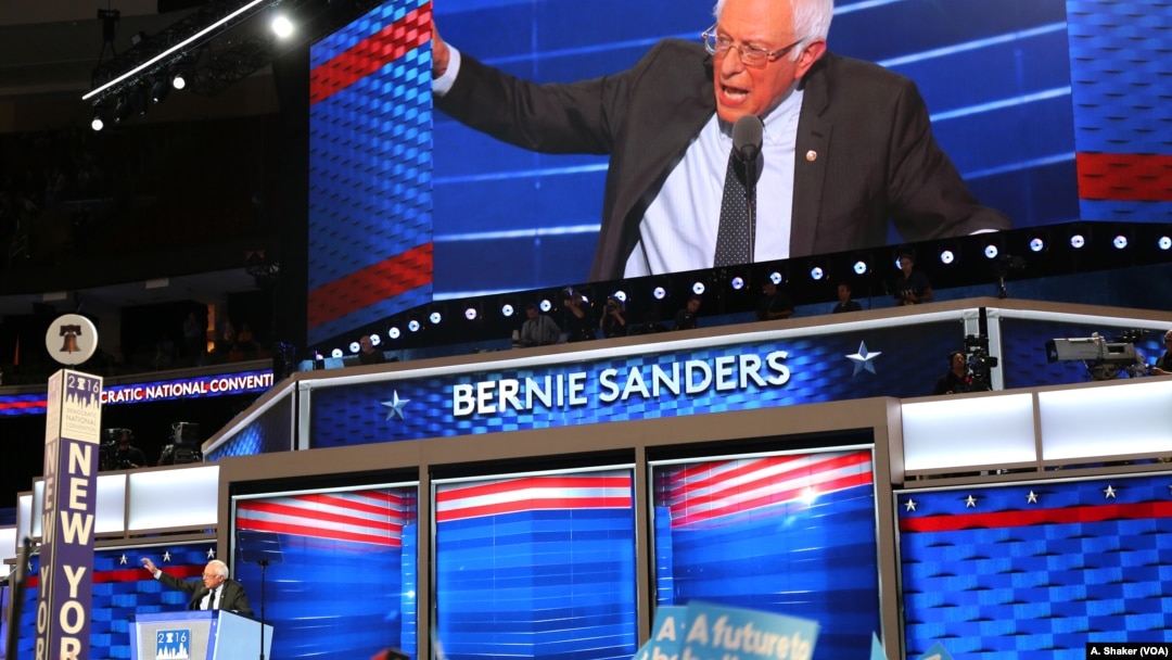 Mantan kandidat calon presiden Partai Demokrat, Senator Bernie Sanders, berpidato pada pada hari pertama Konvensi Nasional Partai Demokrat di Philadelphia (25/7). (VOA/A. Shaker)