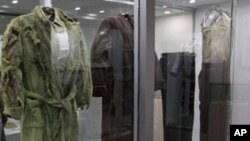 La ropa de los seis padres jesuitas asesinados es exhibida en un museo de la Universidad Centroamericana, donde se llevó a cabo la masacre.