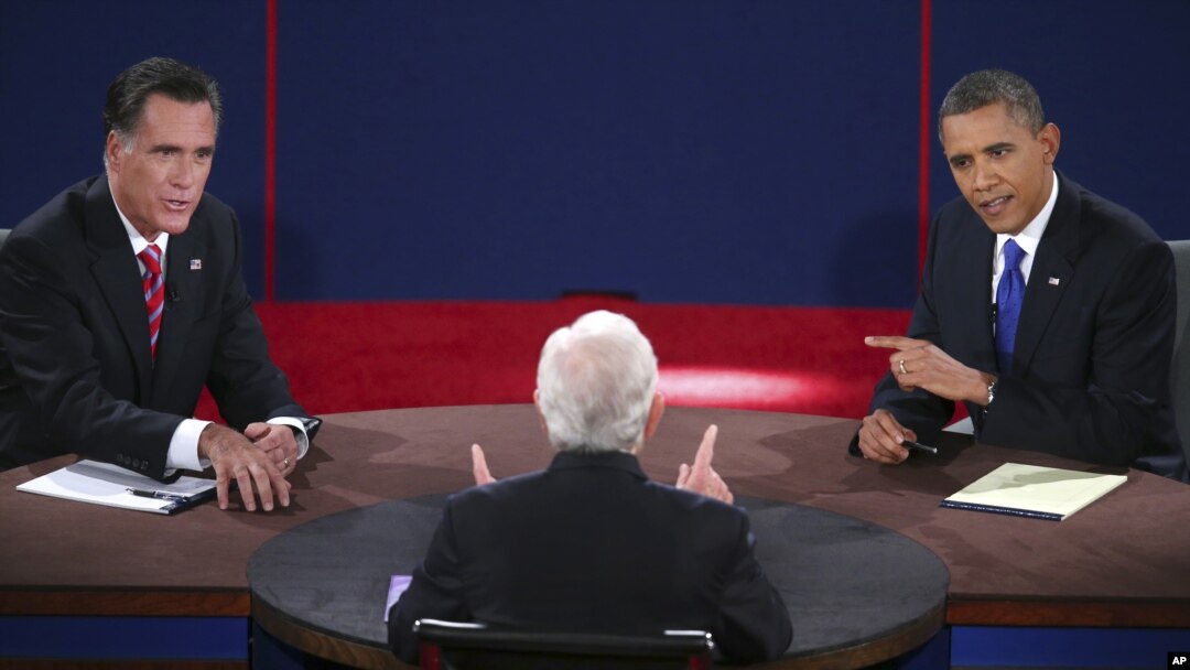 Kandidat presiden dari Partai Republik Mitt Romney dan Presiden AS Barack Obama dalam debat di Universitas Lynn, Boca Raton, Florida. (AP/Pool-Win McNamee)