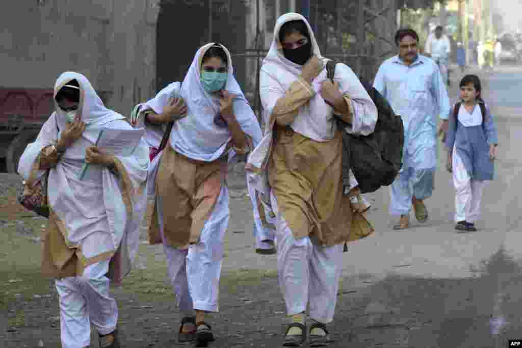 پاکستان میں لگ بھگ چھ ماہ بعد تعلیمی سلسلے کا دوبارہ آغاز ہوا ہے۔