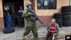 Militares patrullan por una zona residencial del sur de Quito, Ecuador, el viernes 12 de enero de 2024, como secuela a la fuga de dos cabecillas de bandas criminales de prisión.