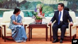 2015年2月2日资料照片：中国国家主席习近平在北京人民大会堂会晤印度外长斯瓦拉杰（左）