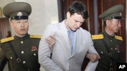 Mahasiswa AS, Otto Warmbier (tengah), dikawal menuju Mahkamah Agung Korea Utara di Pyongyang, Korea Utara, 16 Maret 2016.
