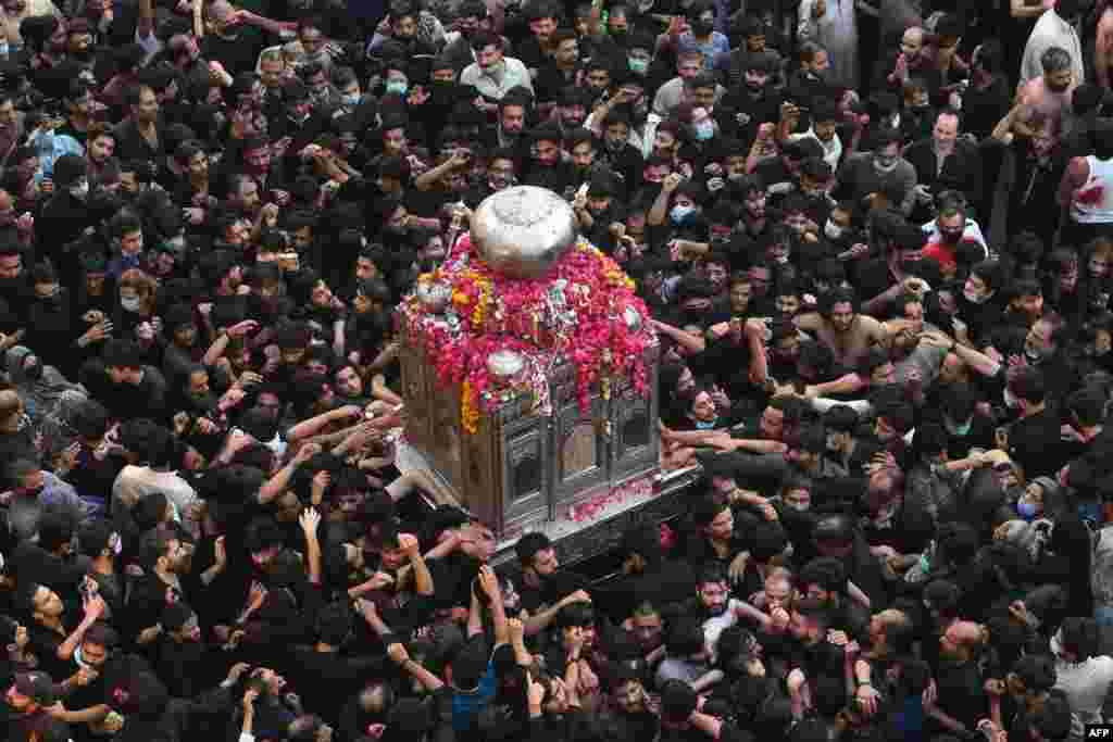 Shi&#39;ite Muslim devotees take part in a procession to commemorate the anniversary of the death of Prophet Mohammad&#39;s son-in-law, Imam Ali, in Lahore, Pakistan.
