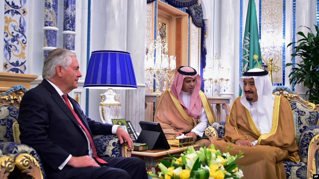 FILE - Menteri Luar Negari AS Rex Tillerson (Kiri) bertemu dengan Raja Salman dari Saudi Arabia (Kanan) di Jeddah, Juli 12, 2017.