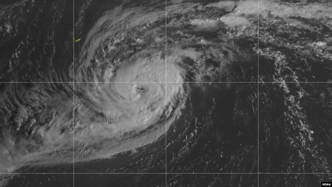 Badai Paulette yang berkecepatan 130 kilometer per jam hari Minggu (13/9) bergerak di sepanjang jalur menuju Bermuda. (foto: NOAA)