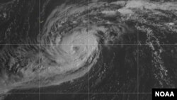 Badai Paulette yang berkecepatan 130 kilometer per jam hari Minggu (13/9) bergerak di sepanjang jalur menuju Bermuda. (foto: NOAA)